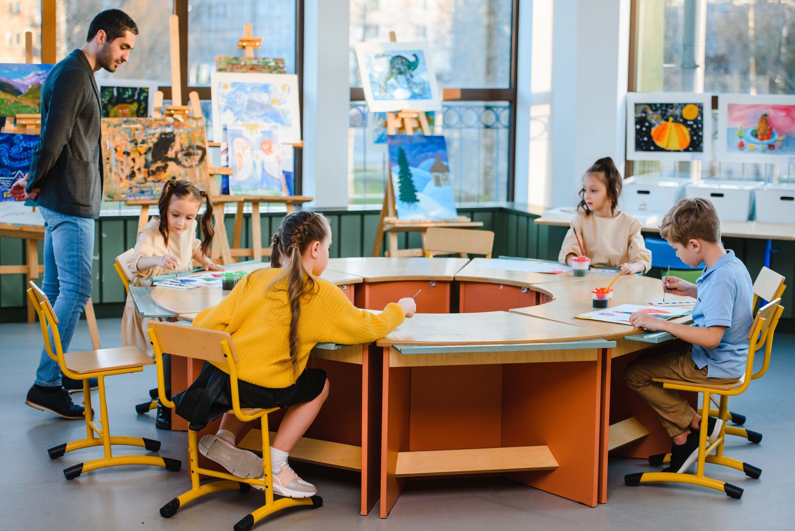 Dzieci podczas warsztatów edukacyjnych o pomaganiu innym